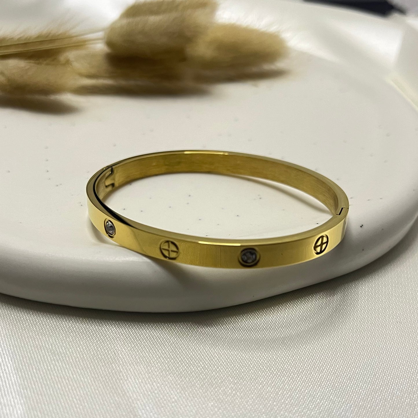 Nail Armband