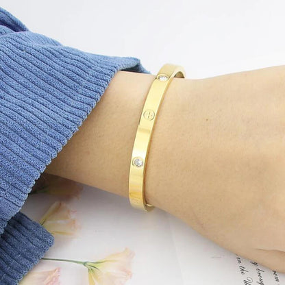 Nail Armband